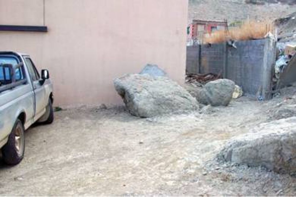 Vecinos de calle Francia reclaman por rocas que caen del Chenque