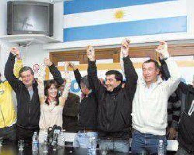 La alegr�a se vivi� en el b�nker de Roberto Basualdo