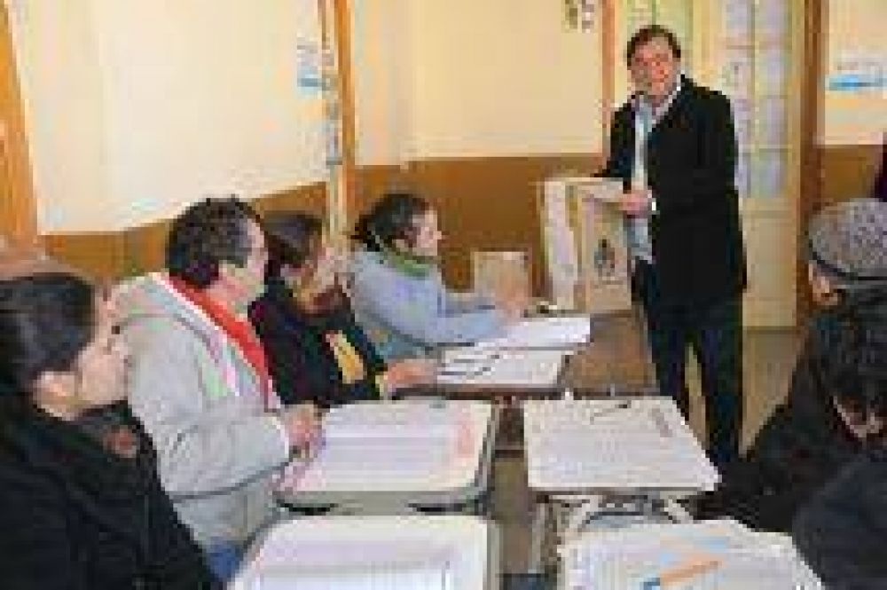 El Intendente Miguel Isa vot� en las Elecciones PASO 2013 y se mostr� confiado