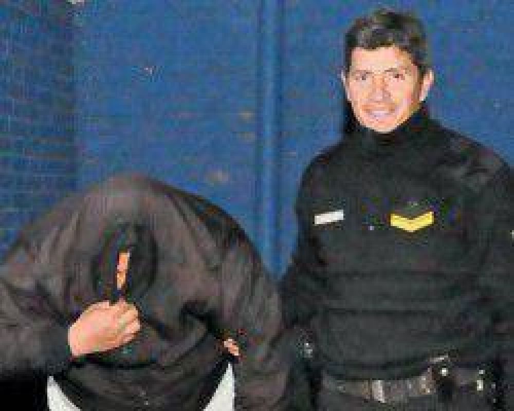 Trat� de robarle a un polic�a de la Federal y este le dio un balazo en el pi�