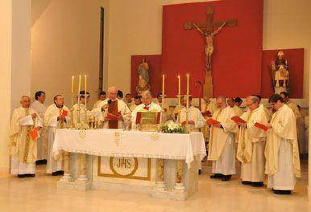 Se realiz� el viernes la "Dedicaci�n del templo y consagraci�n del altar" en la parroquia	