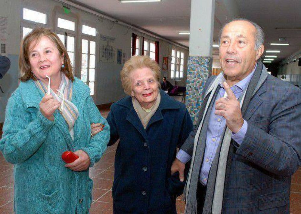 Un ejemplo de deber ciudadano: Francisca vot� con sus 93 a�os
