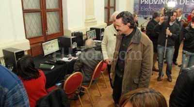"Los santafesinos demostraron que se puede votar con dos sistemas electorales diferentes"
