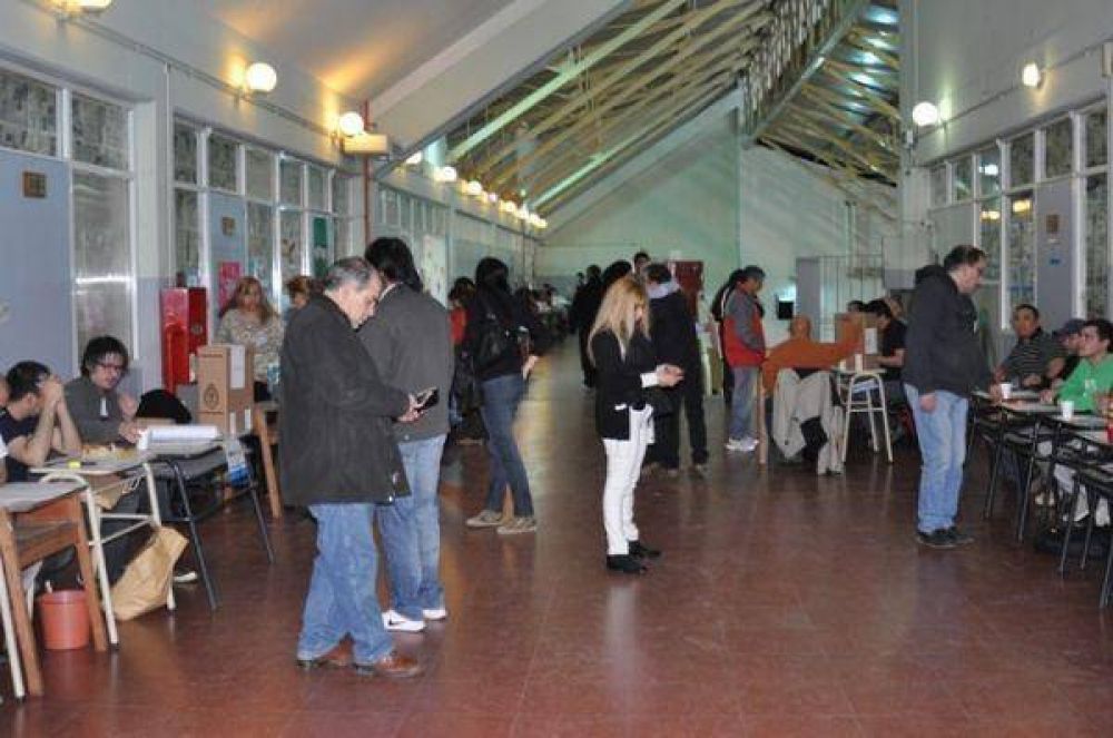 Estiman que vot� cerca del 70 % del padr�n habilitado en Tierra del Fuego