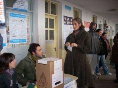 Agustina Ayll�n: �Esperamos obtener la cantidad de votos para ocupar las bancas y poder defender la ciudad�