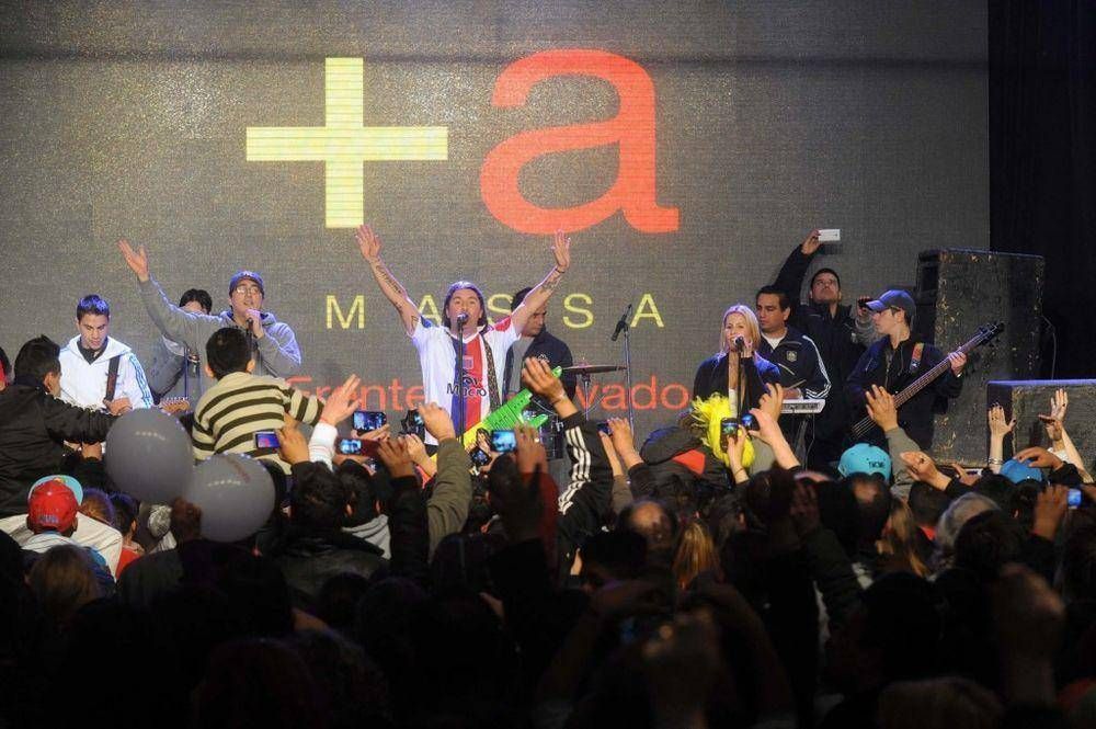 Massa celebr� con alegr�a ganarle al kirchnerismo y bail� con Damas Gratis