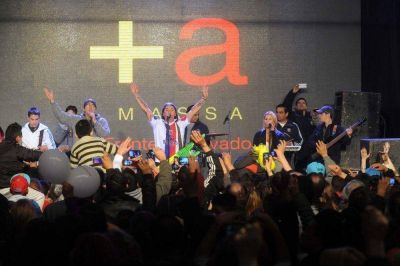 Massa celebr� con alegr�a ganarle al kirchnerismo y bail� con Damas Gratis