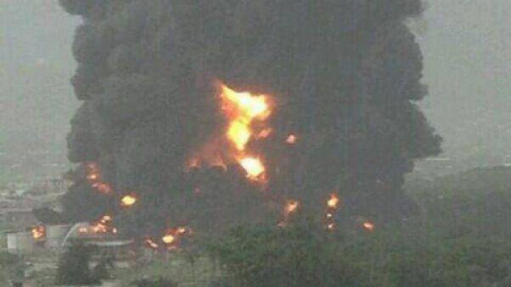 Impresionante explosi�n en una refiner�a de Venezuela