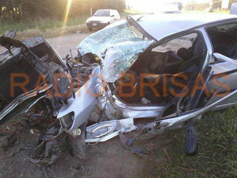 Auto choc� contra una columna de alumbrado