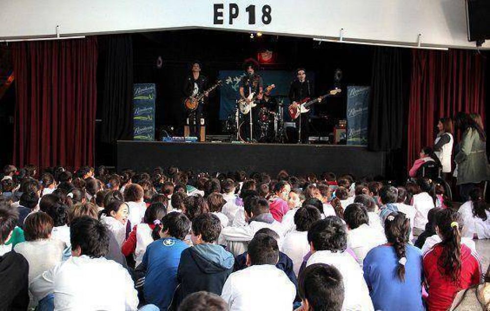 Se present� "Rocke� tu escuela"