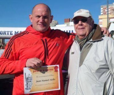 Juan Manuel Aiello fue distinguido por su labor en el �rea de Deportes