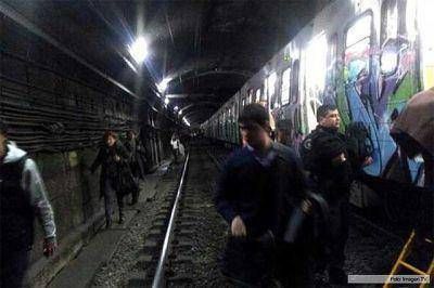 Susto y angustia en la l�nea D: los pasajeros debieron ser evacuados y caminar entre las v�as
