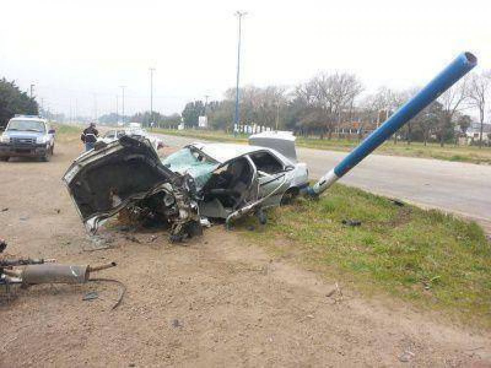 VIOLENTO CHOQUE DE UN AUTO CONTRA UNA COLUMNA DE ALUMBRADO