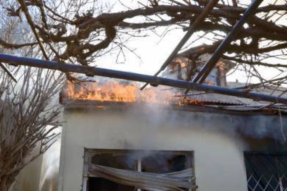 Voraz incendio puso en peligro la vida de dos ni�os y una mujer en calle Escalada