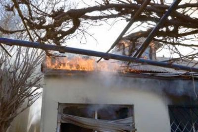 Voraz incendio puso en peligro la vida de dos ni�os y una mujer en calle Escalada
