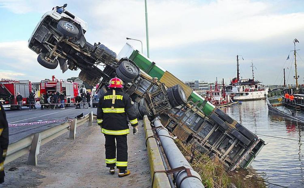 Un cami�n fuera de control qued� colgado en el aire