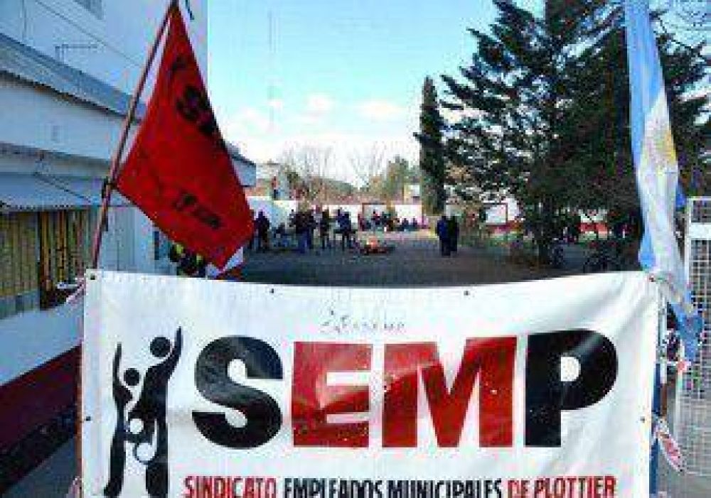 Tomaron municipio de Plottier con funcionarios de "rehenes" 