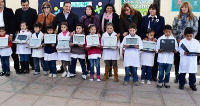 Contin�an las entregas de netbook en escuelas primarias de Capital