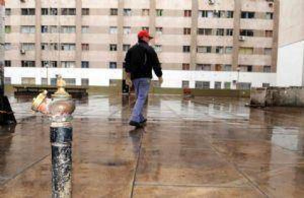 Un complejo de edificios para 3 mil personas que es una bomba de tiempo