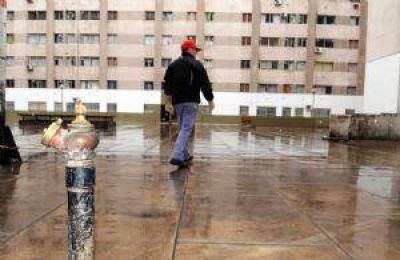 Un complejo de edificios para 3 mil personas que es una bomba de tiempo
