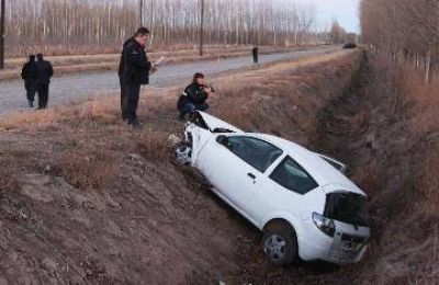 Misterio por hombre muerto en un auto robado