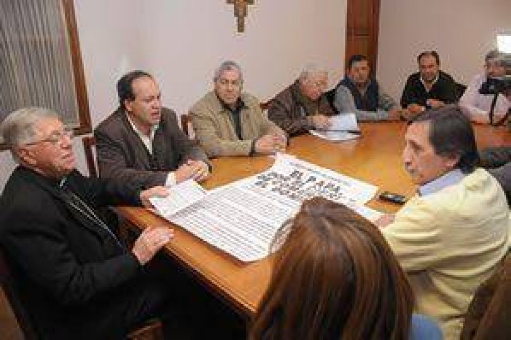 Monse�or apoy� la idea de cerrar los domingos