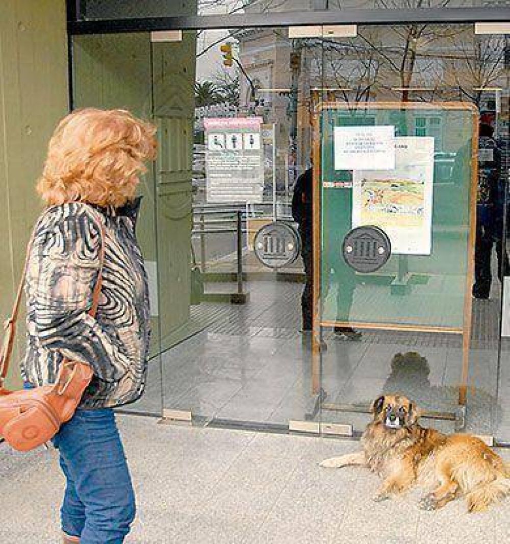 Alarma en el Banco Naci�n por la muerte de dos empleados