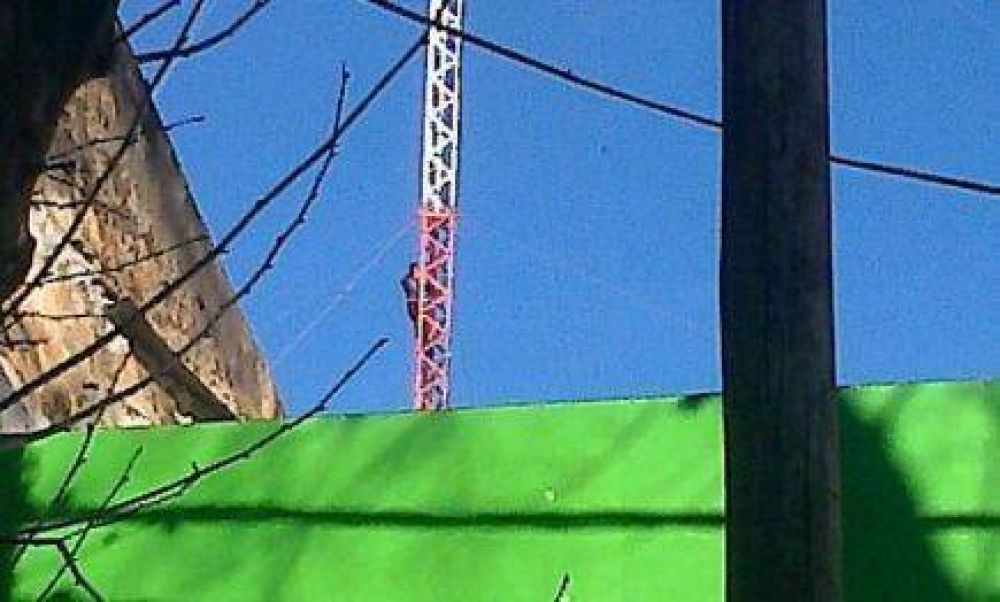 Padre de polic�a procesado amenaz� con arrojarse desde la antena de Casa de Gobierno
