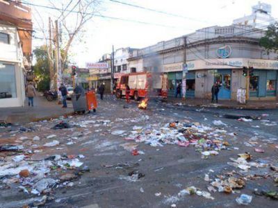 Conflicto municipal: calles cerradas y tapadas de basura