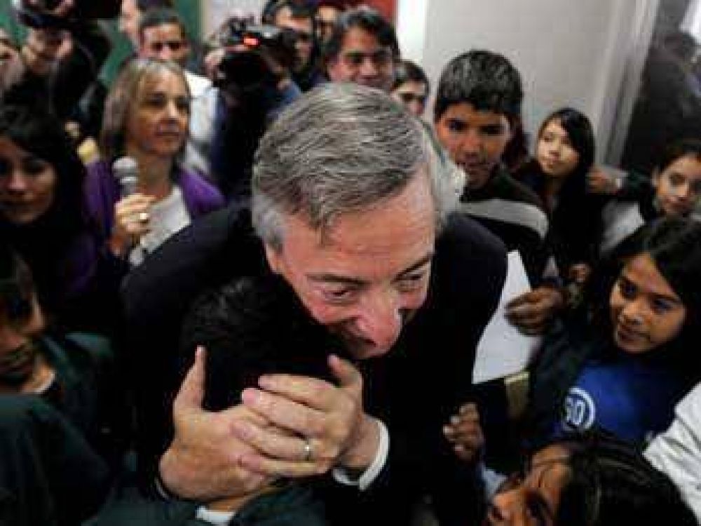 Kirchner dijo que asumir� y que es "absurdo pensar" que Cristina renuncie