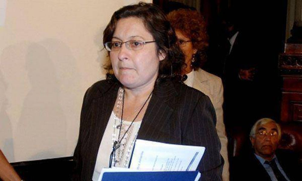 Graciela Oca�a advirti� que "gente de Moyano" quiere su ministerio