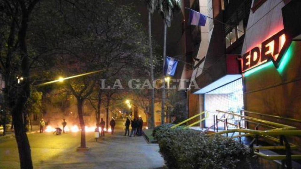 Empleados de Edet cortan el tr�nsito