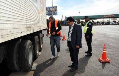 Se realizan operativos sorpresa para detectar sobrepeso en la autopista Bs As - La Plata