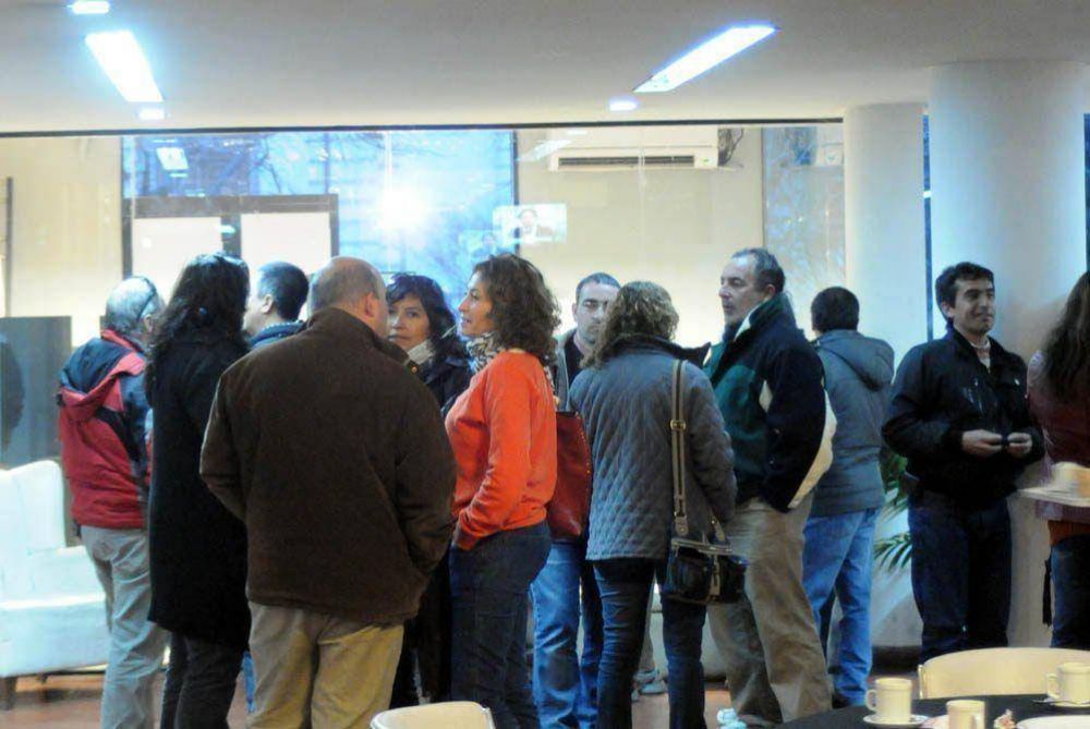 Los empleados no levantan el paro hasta que depositen