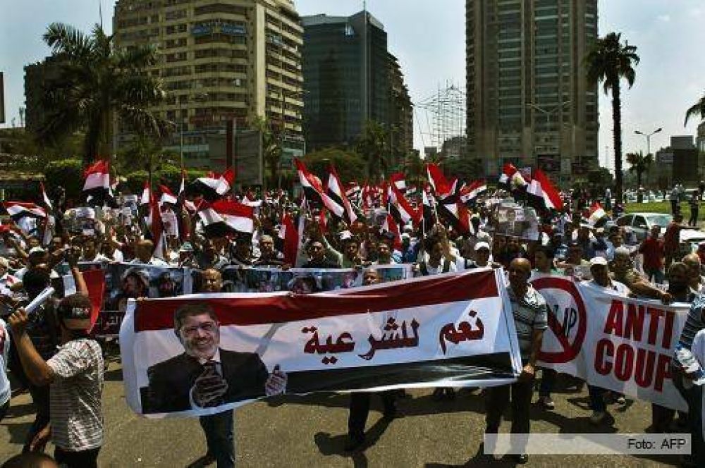 Miles de seguidores de Mursi desaf�an las amenazas de represi�n y marchan en El Cairo