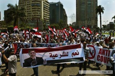 Miles de seguidores de Mursi desaf�an las amenazas de represi�n y marchan en El Cairo