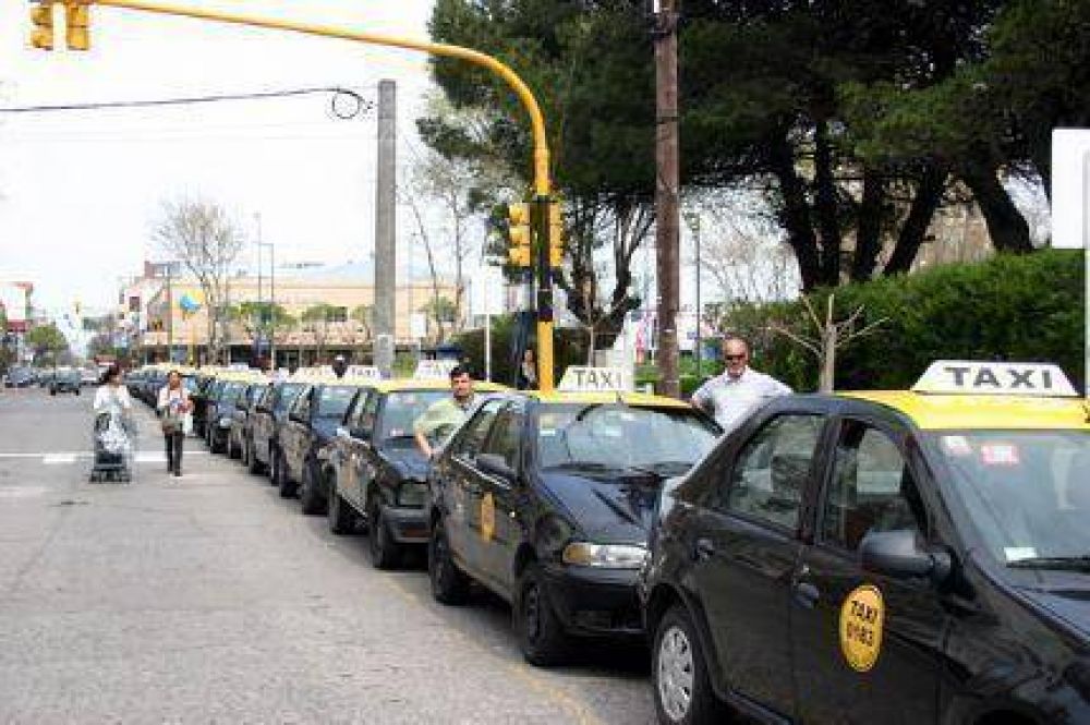 Hartos de los �remises ilegales�, el viernes se reunir� la Federaci�n Nacional de Conductores de Taxis