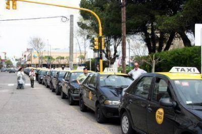 Hartos de los �remises ilegales�, el viernes se reunir� la Federaci�n Nacional de Conductores de Taxis