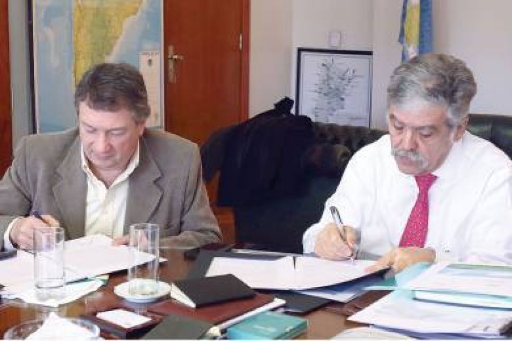 Yauhar y De Vido firmaron convenio para fomentar la comunicaci�n de pueblos rurales