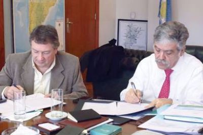 Yauhar y De Vido firmaron convenio para fomentar la comunicaci�n de pueblos rurales