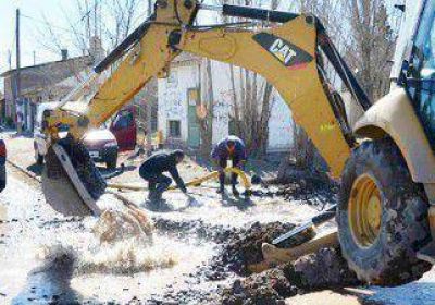 Salt� un tap�n y se inund� una calle en Neuqu�n 