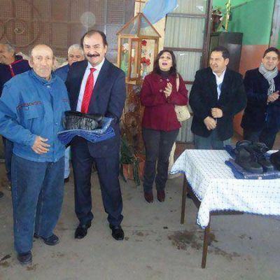 El ministro Flores entreg� indumentaria al personal del Taller