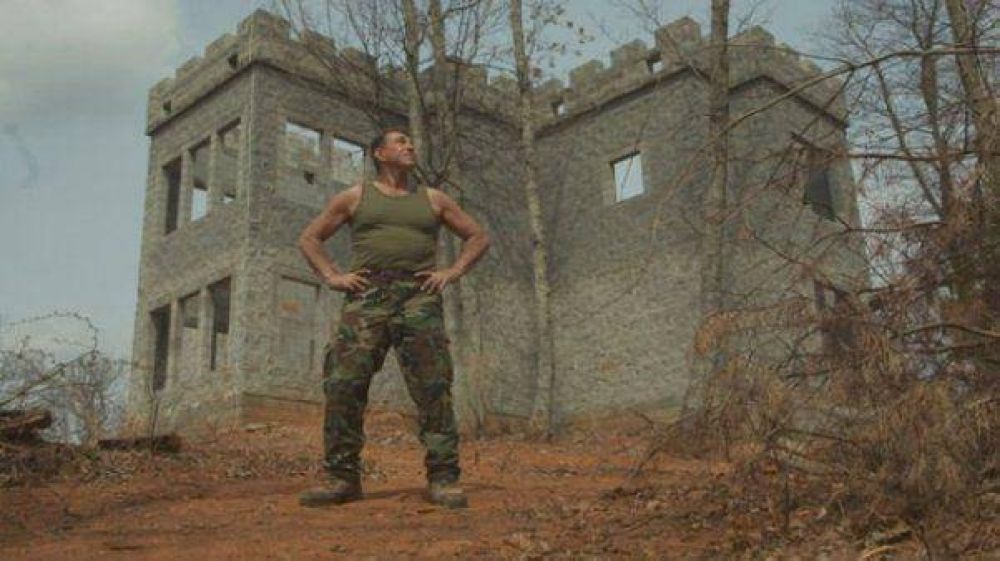 Una familia construye un castillo para sobrevivir al fin del mundo