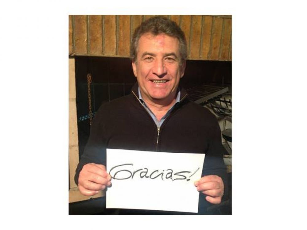 Agradeci� el voto mostrando un cartelito