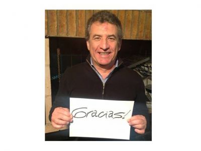 Agradeci� el voto mostrando un cartelito