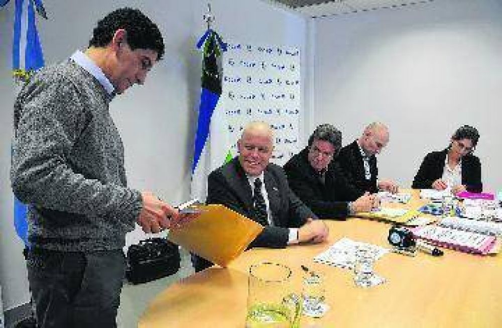 Dos ofertas para el centro de salud de G�mez