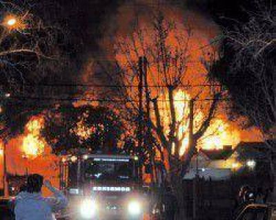 Voraz incendio termin� con muebler�a y alcanz� a 5 casas; hubo caos vecinal