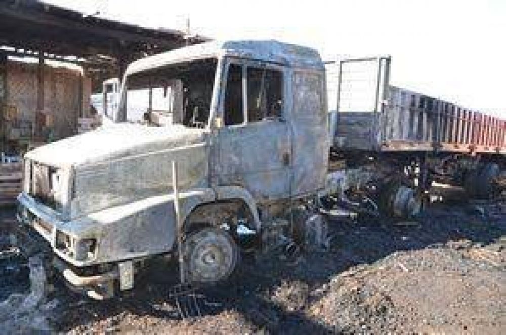  Se incendi� un cami�n en el interior de un corral�n