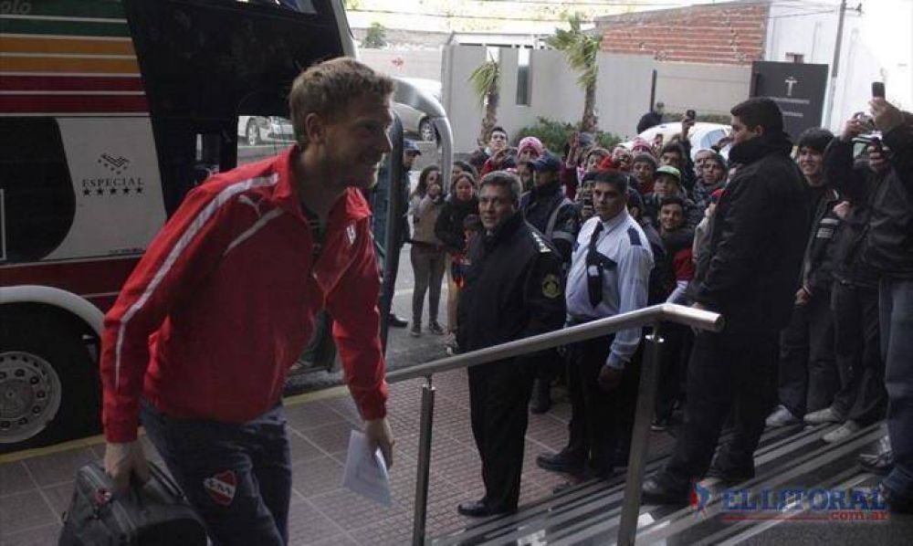 El �rojo� lleg� y recibi� el aliento de sus hinchas