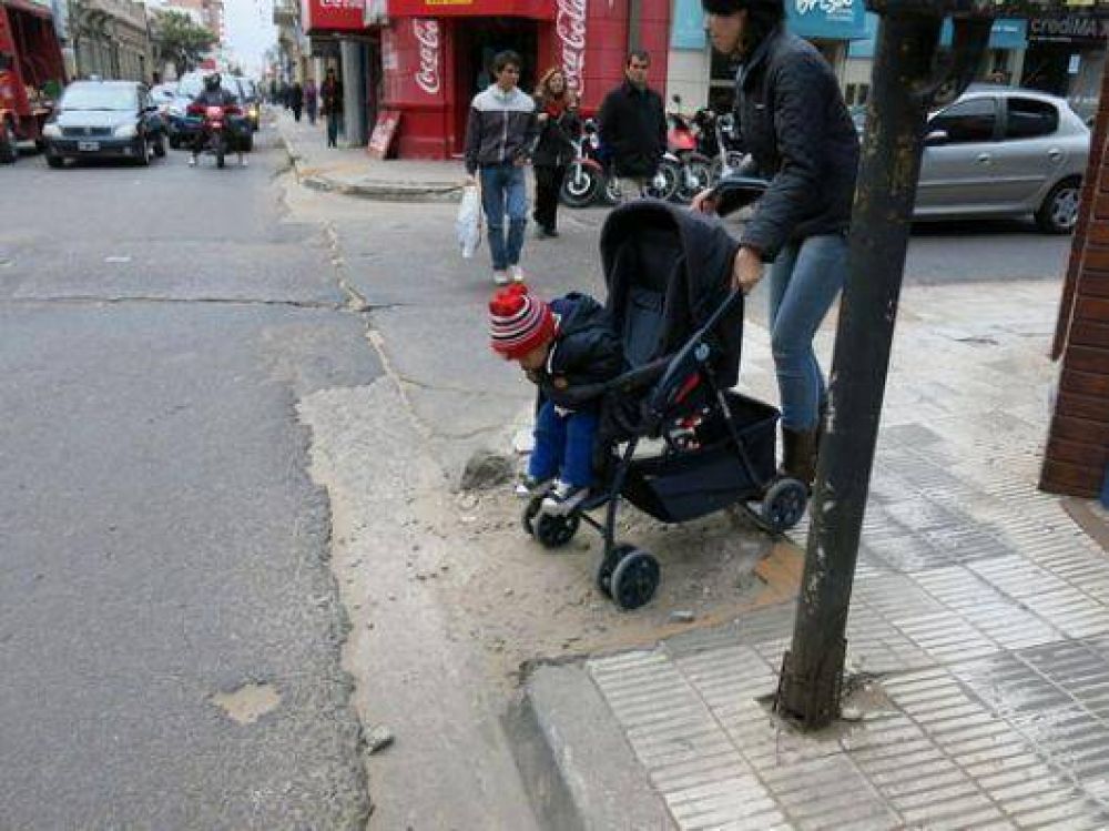 Rampas deterioradas se suman a las m�ltiples barreras arquitect�nicas